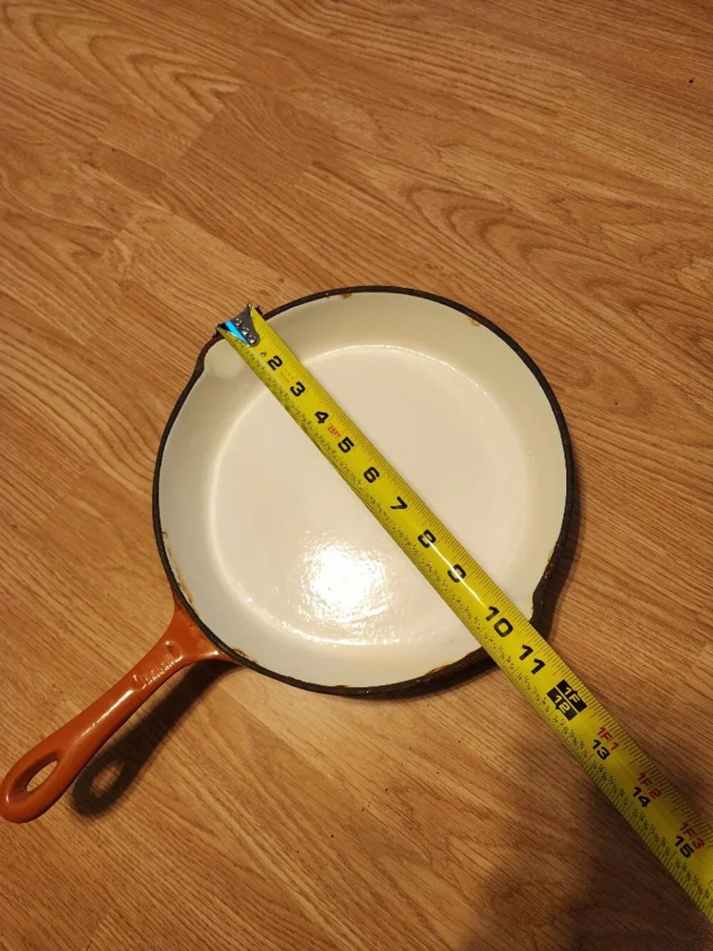 Round enameled cast iron skillet 10 inches with handle